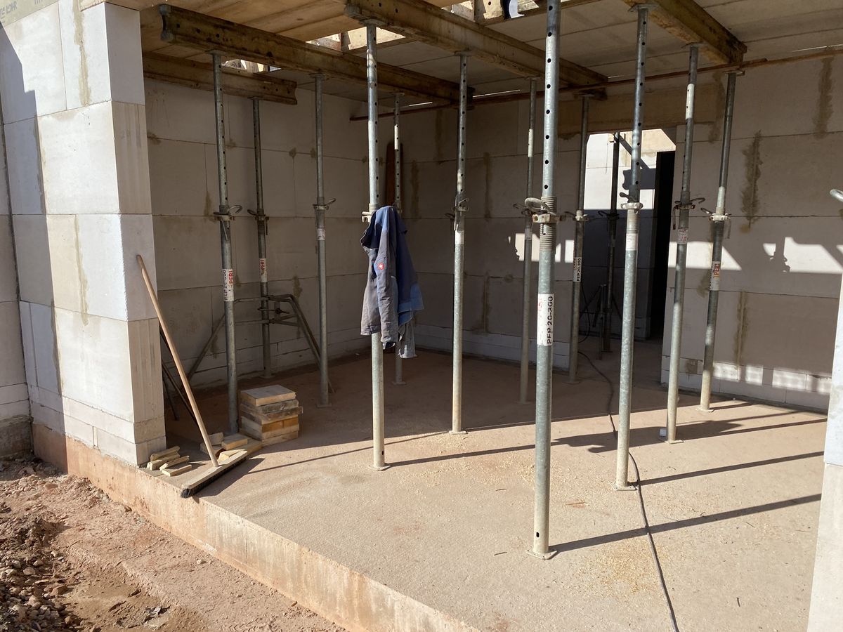 Rohbau Oktober 2025 — Kellerdecke mit Deckenstützen