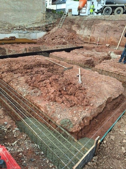 Fundamentaushub mit Bewehrung und Betonmischer, September 2025